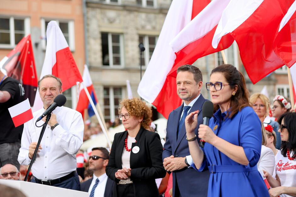 To zdjęcie pokazuje dalszy ciąg tego samego wiecu politycznego, najprawdopodobniej zorganizowanego przez Platformę Obywatelską lub inną formację prodemokratyczną i proeuropejską.