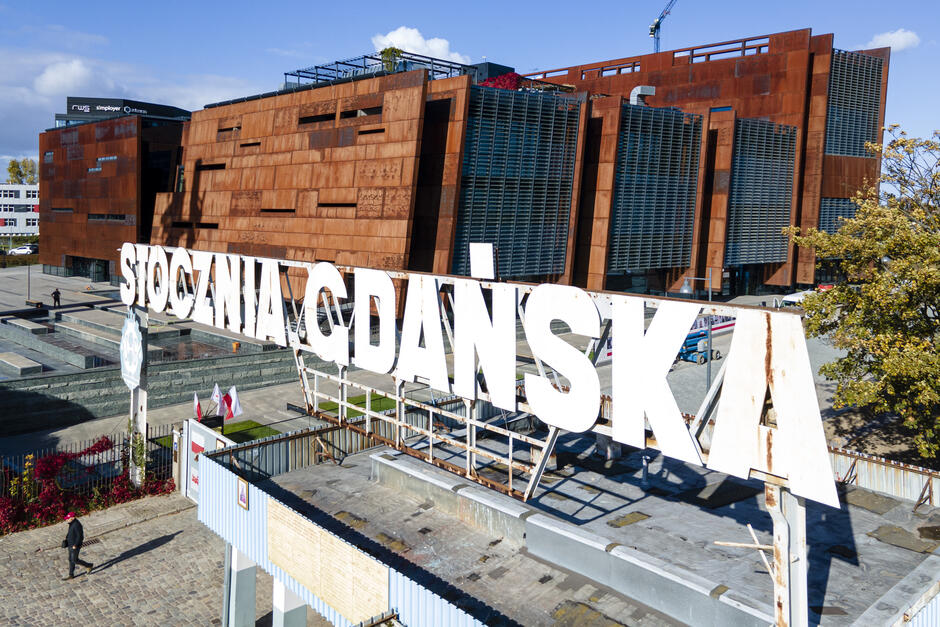 Widok budynku ECS od strony bramy z napisem Stocznia Gdańska