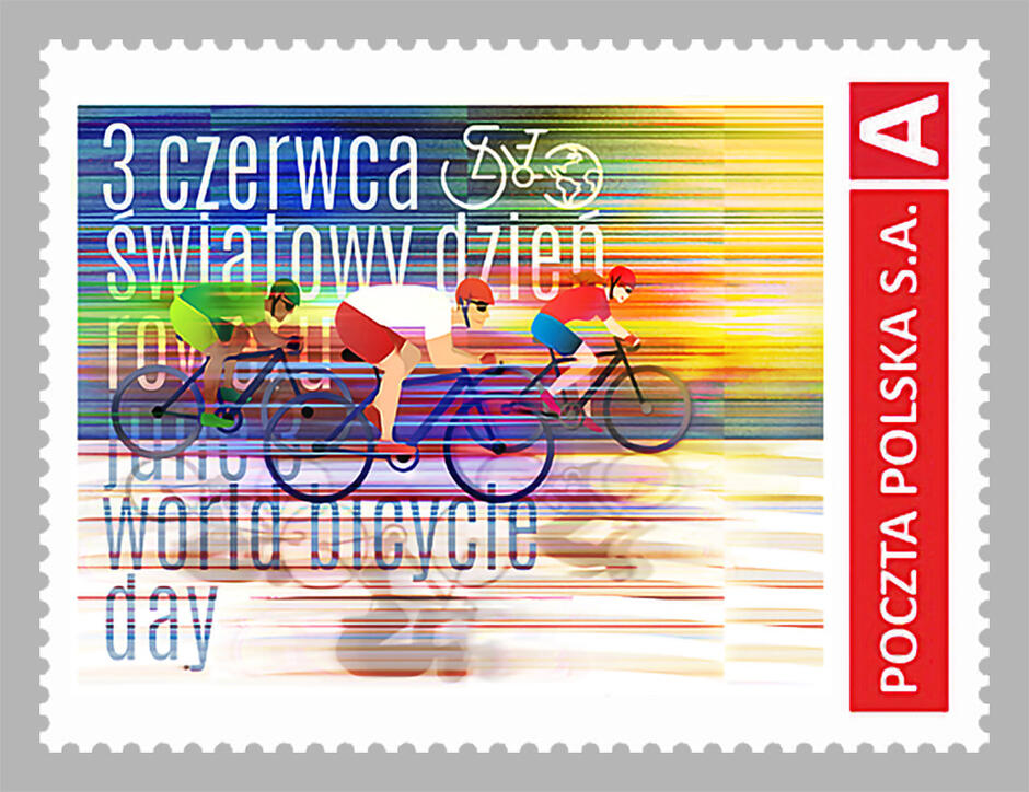 Znaczek pocztowy Poczty Polskiej upamiętnia Światowy Dzień Roweru, obchodzony 3 czerwca, przedstawiając dynamiczną ilustrację trójki rowerzystów w ruchu. W tle widnieją kolorowe, rozmyte linie symbolizujące prędkość, a teksty w języku polskim i angielskim podkreślają międzynarodowy charakter wydarzenia.