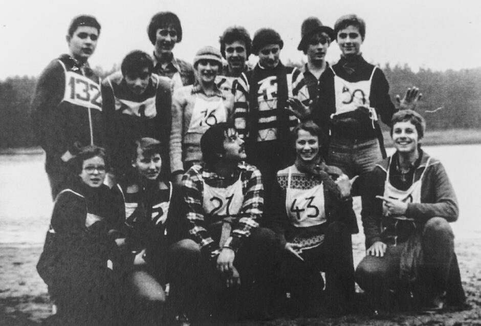 To archiwalne zdjęcie przedstawia grupę młodzieży biorącej udział w wydarzeniu sportowym lub rajdzie szkolnym – prawdopodobnie organizowanym przez III Liceum Ogólnokształcące w Gdańsku, co sugeruje kontekst pozostałych fotografii.
