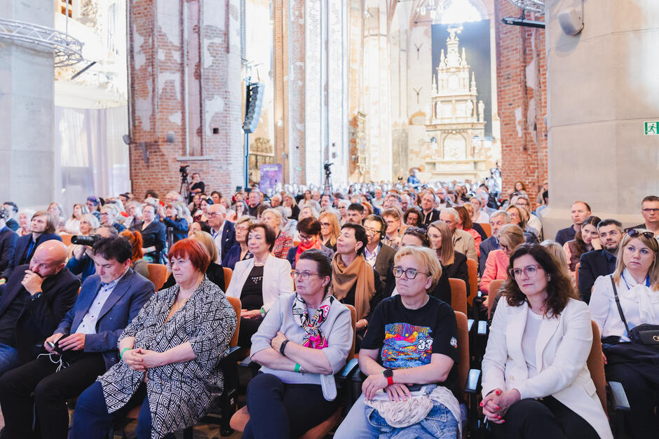 Tłum ludzi w gotyckim kościele, w którym jest centrum kultury.