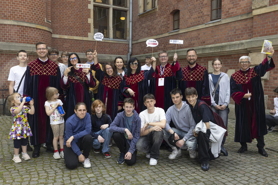 Grupa osób pozuje do zdjęcia