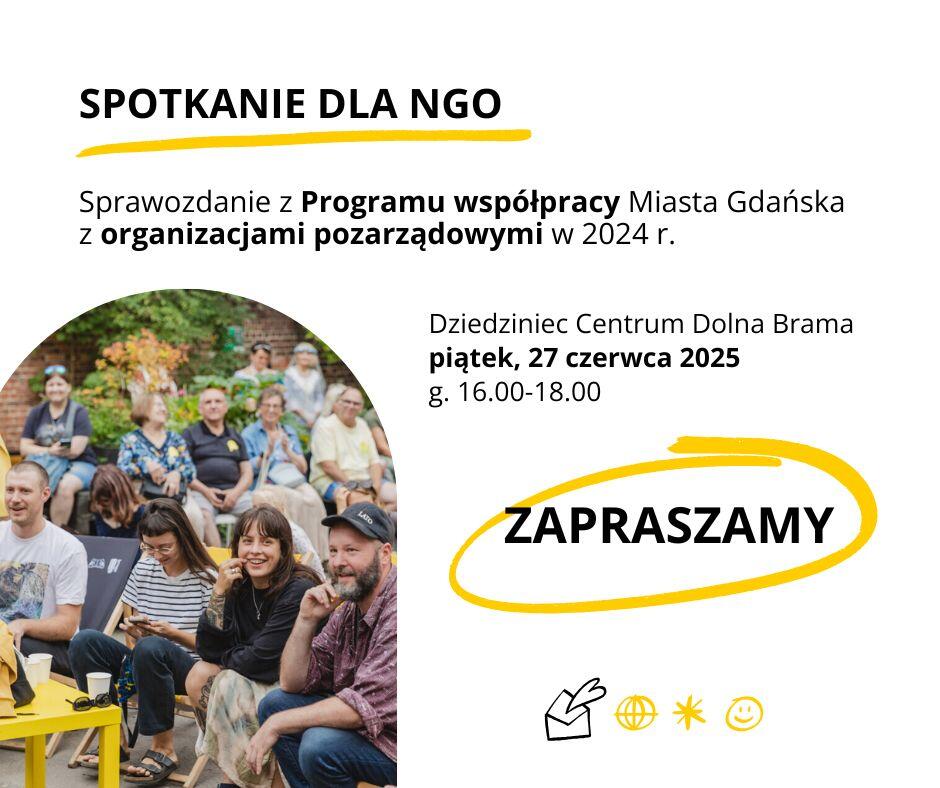 Plakat informujący o spotkaniu dla NGO w Gdańsku. Tytuł: 'SPOTKANIE DLA NGO'. Treść: Sprawozdanie z Programu współpracy Miasta Gdańska z organizacjami pozarządowymi w 2024 r. Spotkanie odbędzie się w piątek, 27 czerwca 2025 roku, w godzinach 16:00–18:00, na Dziedzińcu Centrum Dolna Brama. Hasło: 'ZAPRASZAMY', wyróżnione w żółtym owalnym podkreśleniu. W lewym dolnym rogu zdjęcie uczestników poprzedniego spotkania — uśmiechnięte osoby siedzące na krzesłach na świeżym powietrzu. Na dole trzy ikony: koperta z ptaszkiem, kula ziemska, gwiazdka i uśmiechnięta buźka.