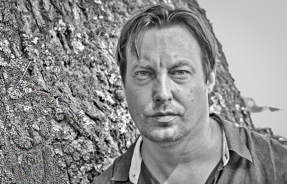 Na zdjęciu mężczyzna patrzący na wprost.