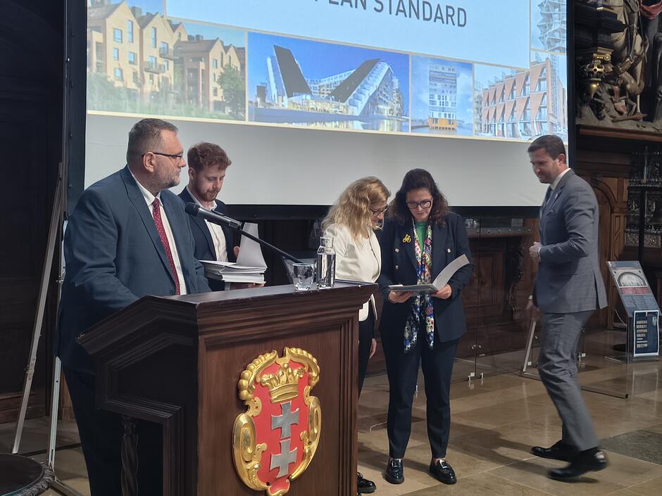 Nominację odbiera prof. Lucyna Nyka