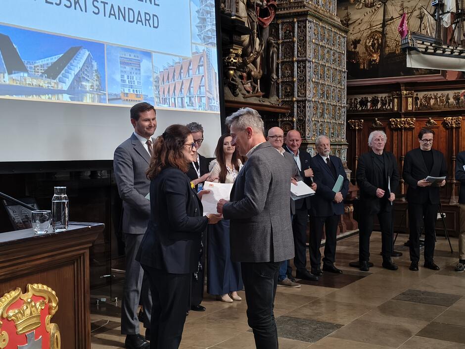 Nominację odbiera dr Bartosz Macikowski