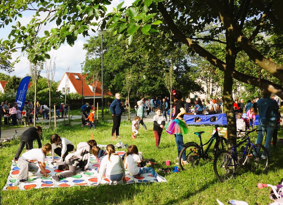 Dzieci w parkowym otoczeniu na kolorowej macie