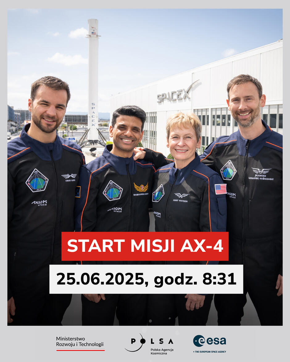 Czwórka astronautów pozuje do fotografii, wśród nich jedna kobieta.