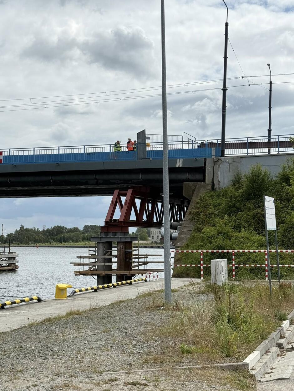 na zdjęciu fragment mostu, a pod nim wielka metalowa kratownica