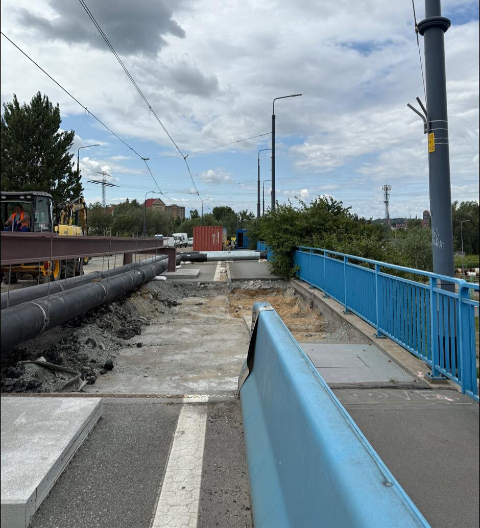 na zdjęciu fragment mostu z rozkutą asfaltową nawierzchnią