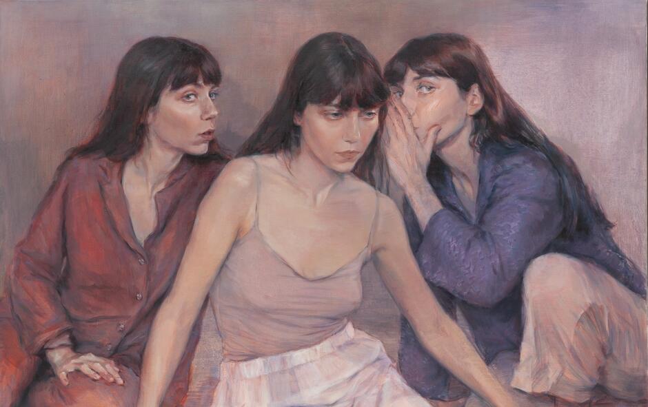 Obraz przedstawia trzy kobiety o podobnym wyglądzie, z których jedna siedzi zamyślona na pierwszym planie, a pozostałe dwie zdają się szeptać jej do ucha i obserwować ją z boku. Całość utrzymana jest w delikatnej, pastelowej kolorystyce z przewagą odcieni fioletu, różu i czerwieni, co nadaje scenie intymny i tajemniczy nastrój