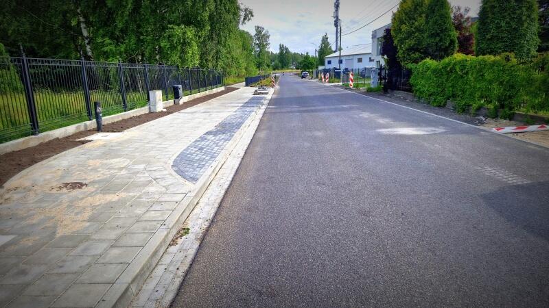 na zdjęciu po prawej wyremontowana jezdnia, po lewej nowy chodnik