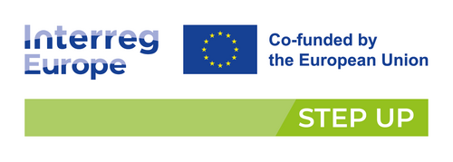 Logo przedstawia projekt STEP UP, który jest współfinansowany przez Unię Europejską w ramach programu Interreg Europe. Znajdują się na nim logotyp programu, flaga Unii Europejskiej oraz nazwa projektu na zielonym tle.

