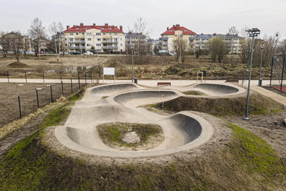 na zdjęciu specjalny tor jazdy na rowerze nazywany pamptrakiem