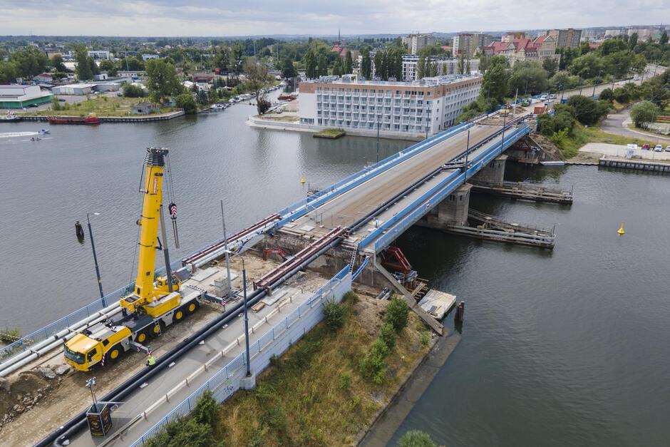 zdjęcie z drona, widać most rozkopany przez koparki na podjazdach