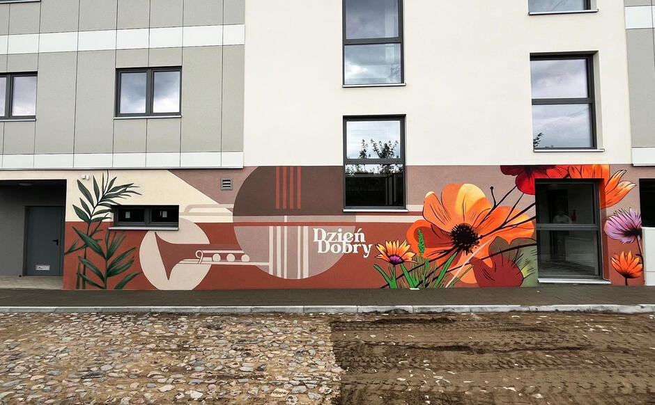 Pokazany jest fragment muralu z realistycznym ptakiem, roślinnością i napisem „Dzień dobry”, komponujący się z pierwszą częścią. Projekt kończy się spójnym, przyjaznym przekazem wizualnym.