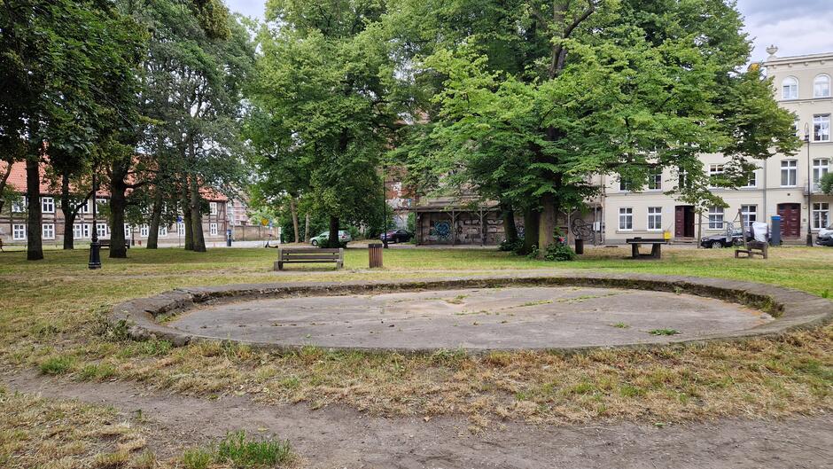 Popękana misa fontanny w parkowym otoczeniu Placu Wałowego