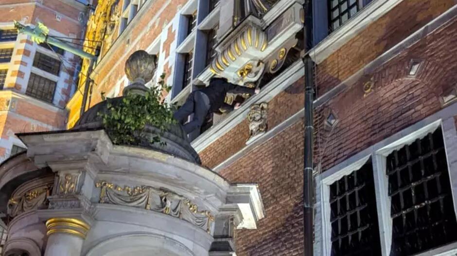 Mężczyzna wspina się na Zbrojownię od strony ulicy Piwnej