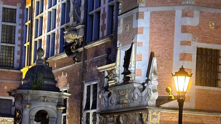 Mężczyzna wspina się na Zbrojownię od strony ulicy Piwnej