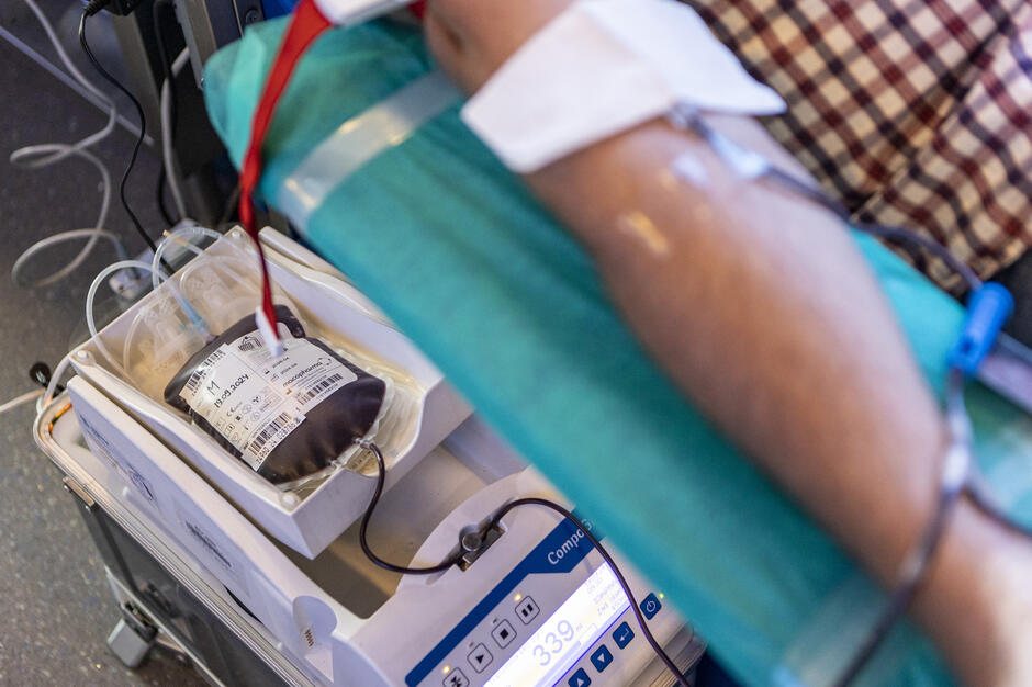 na zdjęciu kilka opakowań medycznych wypełnionych krwią