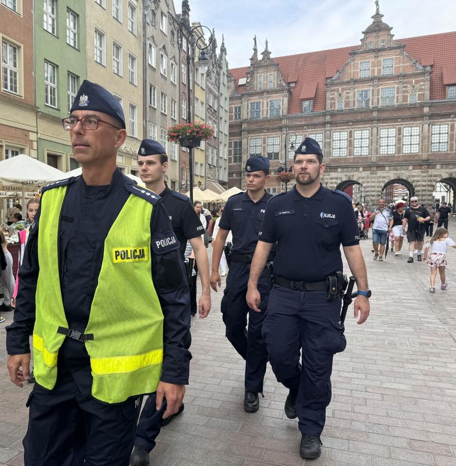 na zdjęciu czworo umundurowanych policjantów, idą ulicą