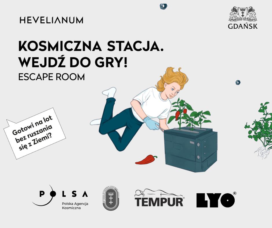 Grafika promuje escape room „Kosmiczna Stacja. Wejdź do gry!” organizowany przez Hevelianum w Gdańsku, zachęcając do udziału w kosmicznej przygodzie bez opuszczania Ziemi. Ilustracja przedstawia postać unoszącą się w stanie nieważkości i uprawiającą rośliny, co nawiązuje do życia na stacji kosmicznej.
