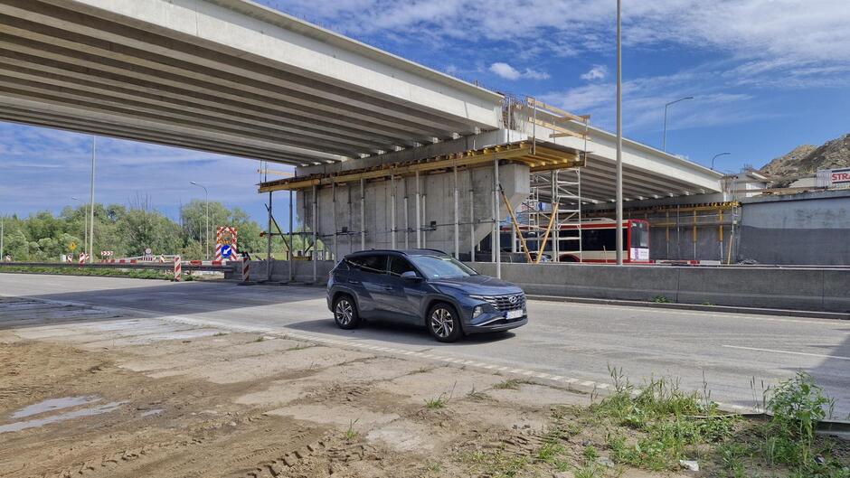 Samochód przejeżdża pod waiduktem