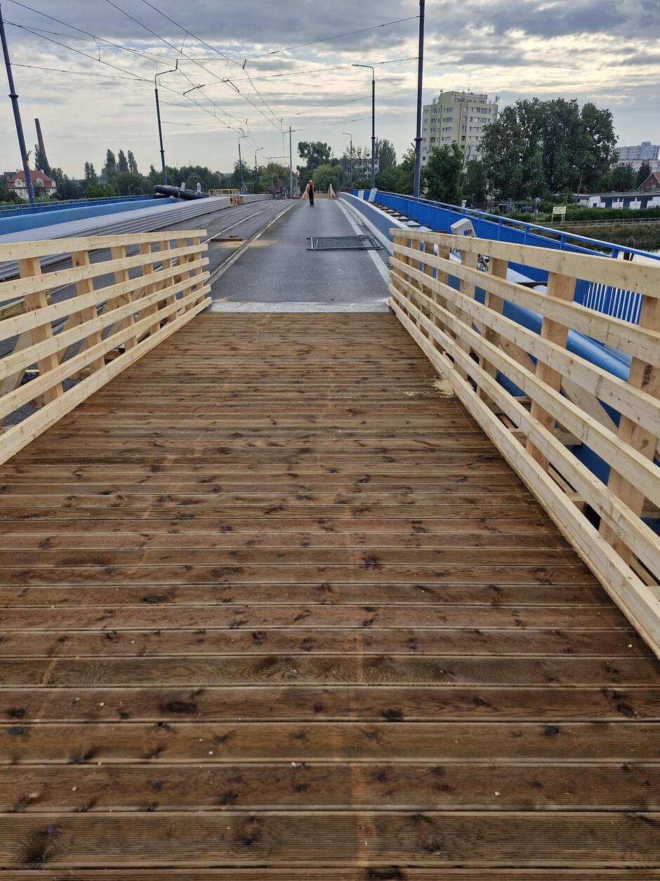 na zdjęciu drewniana kładka ustawiona na moście