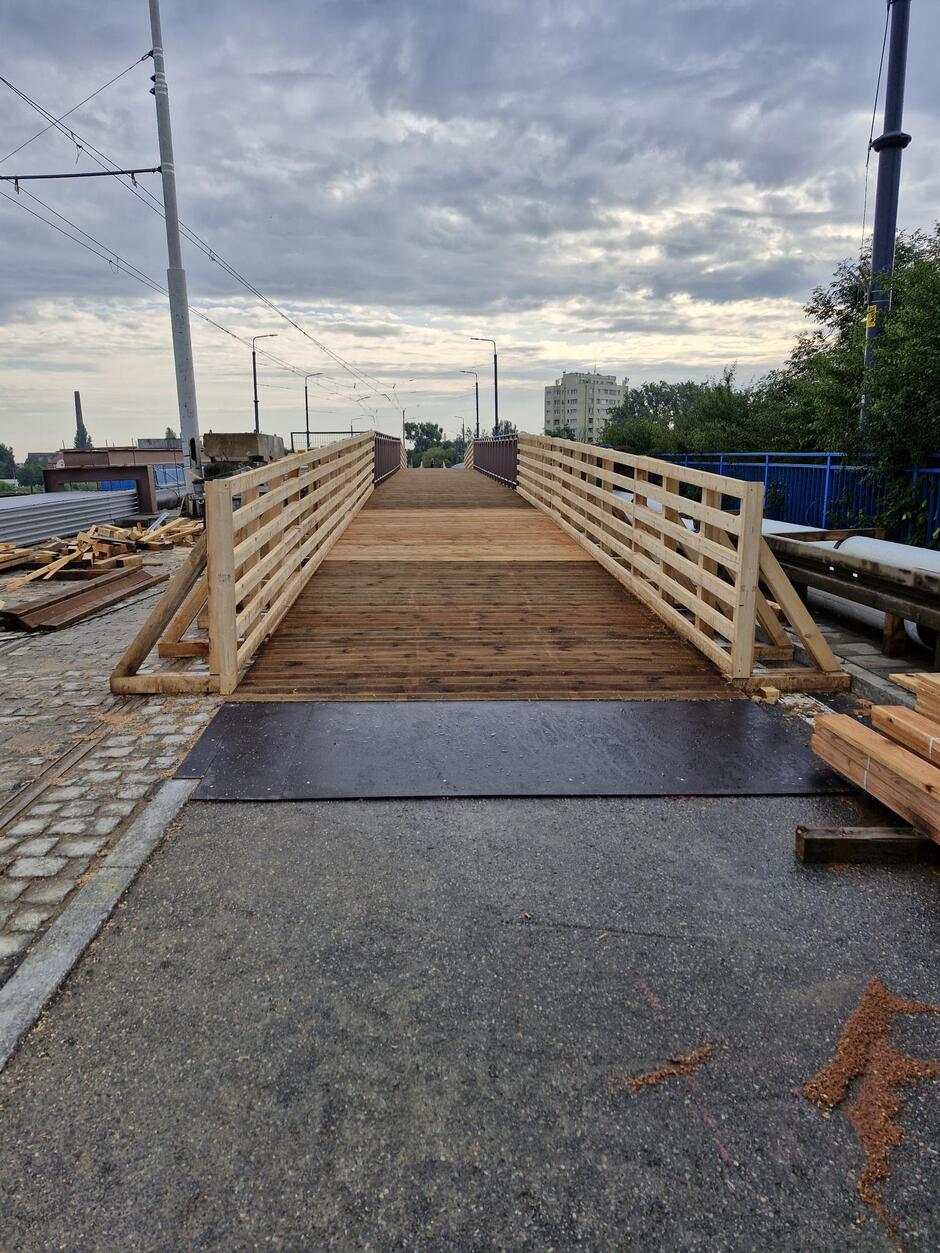 na zdjęciu drewniana kładka ustawiona na moście