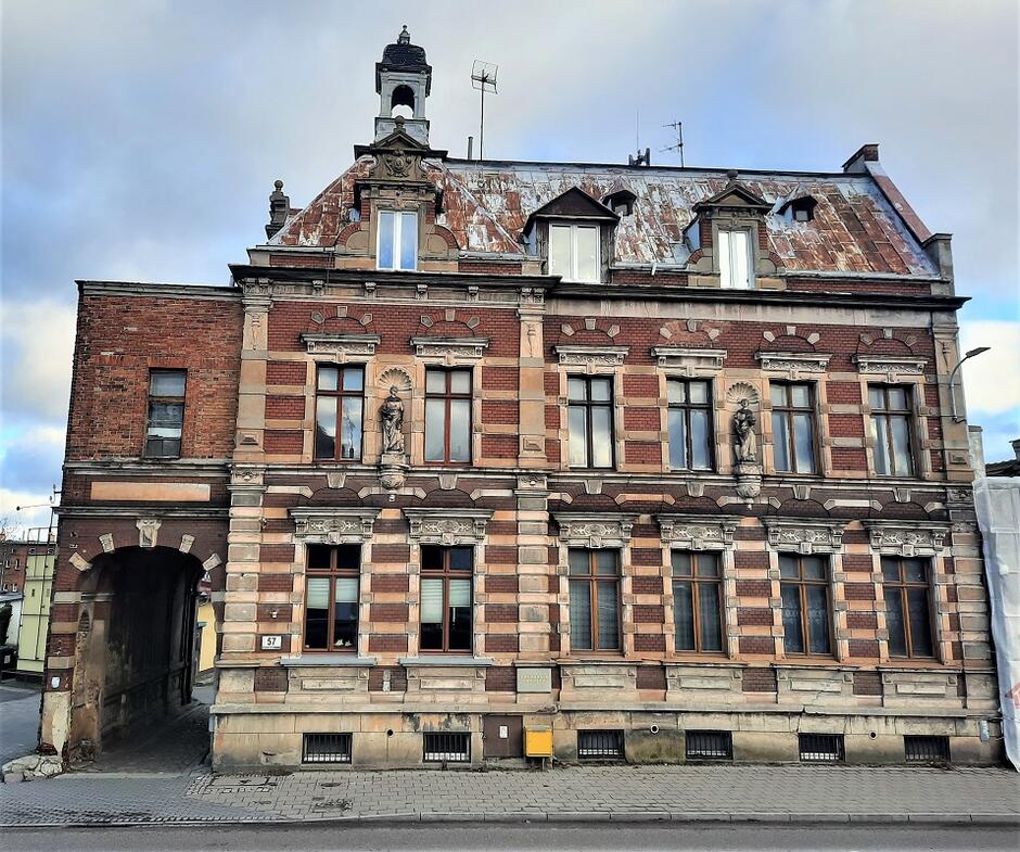 Bogato zdobiona neorenesansowa kamienica, nieco podniszczona