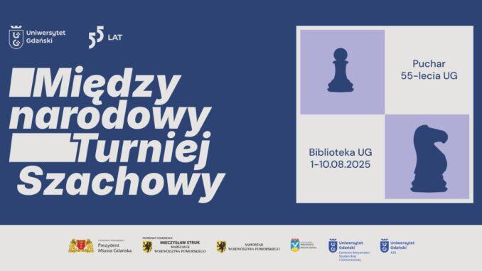 Plakat promuje Międzynarodowy Turniej Szachowy o Puchar 55-lecia Uniwersytetu Gdańskiego, który odbędzie się w Bibliotece UG w dniach 1–10 sierpnia 2025 roku. W projekcie graficznym wykorzystano symbole pionka i skoczka oraz logotypy patronów wydarzenia.