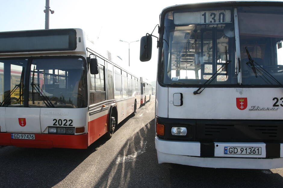 na zdjęciu dwa stare autobusy miejskie