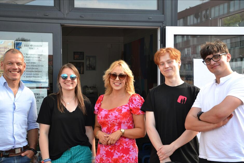 Piątka uśmiechniętych osób 