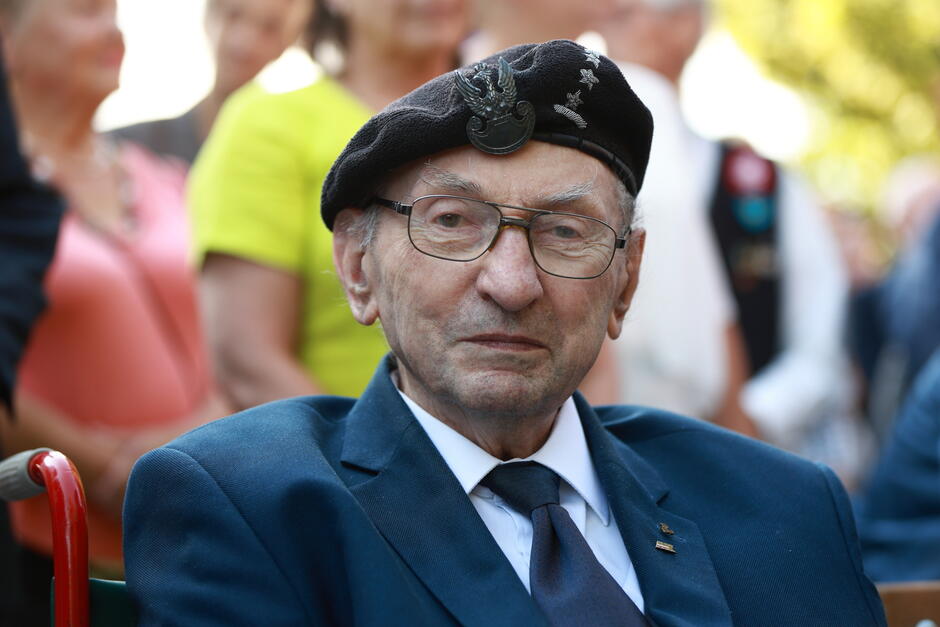 Portretowe zdjęcie sędziwego mężczyzny w berecie