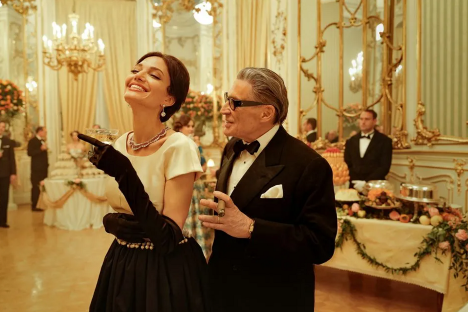 Plakat promujący koncert zatytułowany „Dumka i Tango w nowej odsłonie”, utrzymany w nowoczesnej, fioletowo-szarej kolorystyce.

W centralnej części widnieje czarno-białe zdjęcie trójki młodych muzyków stojących obok siebie i uśmiechających się – to członkowie zespołu Trio Novum:
Albert Woelke – akordeon
Julia Pasternak – wiolonczela
Mateusz Maciołek – fortepian

Nad ich wizerunkiem widnieje tytuł wydarzenia dużymi białymi literami na fioletowym tle:
„Dumka i tango w nowej odsłonie”
W dolnej części plakatu znajduje się tekst:
„Zapraszają: Prezydent Miasta Gdańska Aleksandra Dulkiewicz, Dyrektor Cappelli Gedanensis Marek Więcławek”

Na dole umieszczono logotypy organizatorów i partnerów:
Miasta Gdańska, Cappelli Gedanensis, Oblackiego Centrum Edukacji i Kultury, Stowarzyszenia Promocji Artystów „ForteCanto”, oraz Gdańskich Autobusów i Tramwajów.