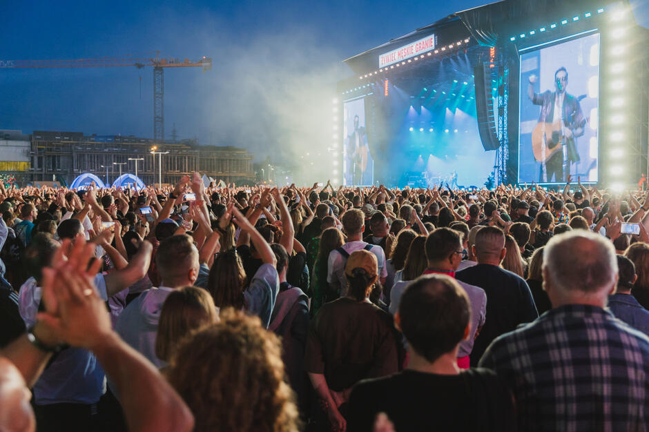 Publiczność bawi się na Męskim Graniu 