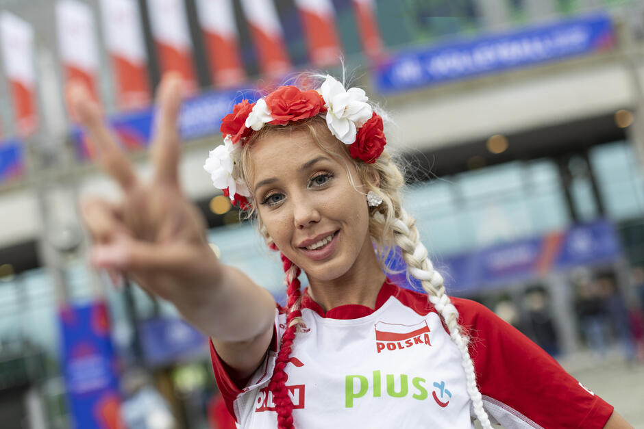 kobieta ubrana w polską koszulkę 