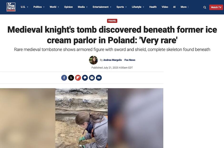 Widok strony internetowej: litery tytułu i tekstu czarne, na białym tle