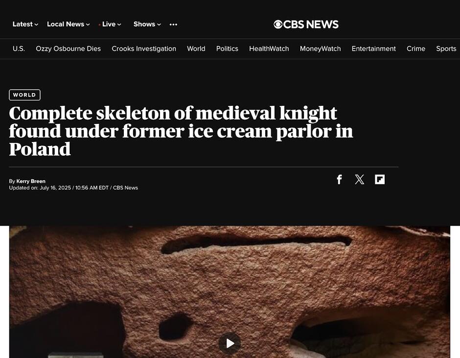 Widok strony internetowej, biały tytuł i białe napisy tekstu na czarnym tle