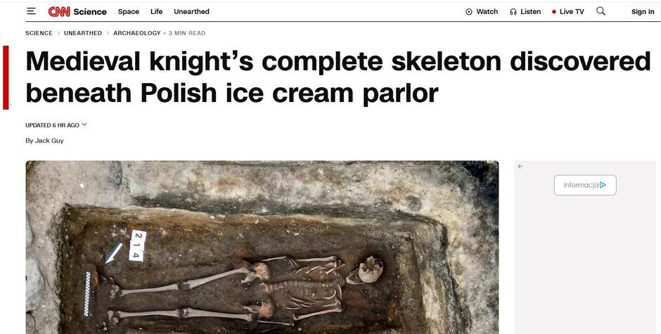 Pisany czarnymi literami tytuł na białym tle, poniżej zdjęcie szkieletu rycerza w grobie