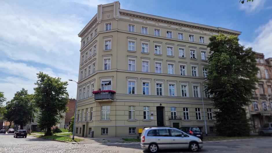Pięciopiętrowa narożna kamienica