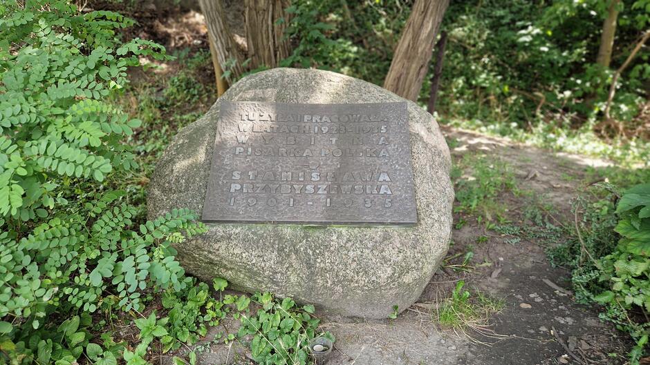 Duzy kamień z metalową tablicą: Tu żyła i pracowała w latach 1923-1935 wybitna pisarka polska Stanisława Przybyszewska (1901-1935)