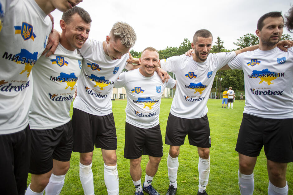 piłkarze na murawie