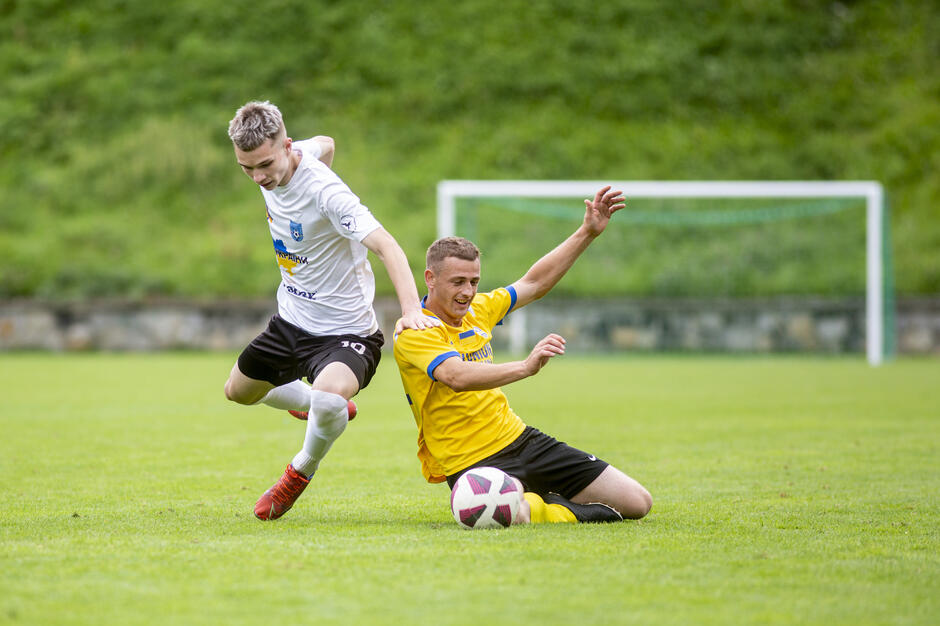 piłkarze na murawie 