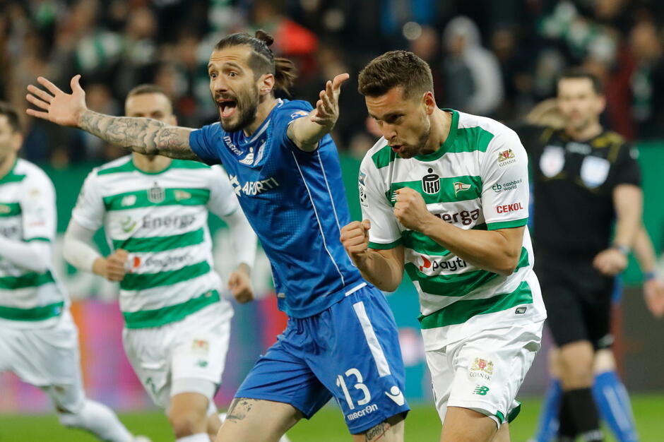 piłkarze na murawie