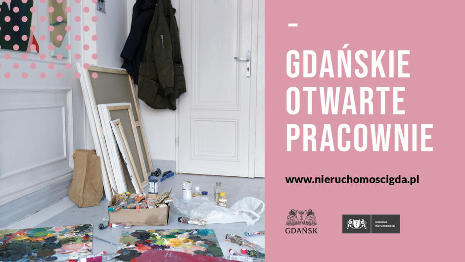 Zdjęcie przedstawia artystyczną pracownię z tubkami farb, paletami i niezamalowanymi blejtramami na podłodze. Po prawej stronie widnieje różowe tło z napisem „GDAŃSKIE OTWARTE PRACOWNIE” oraz adresem strony internetowej.