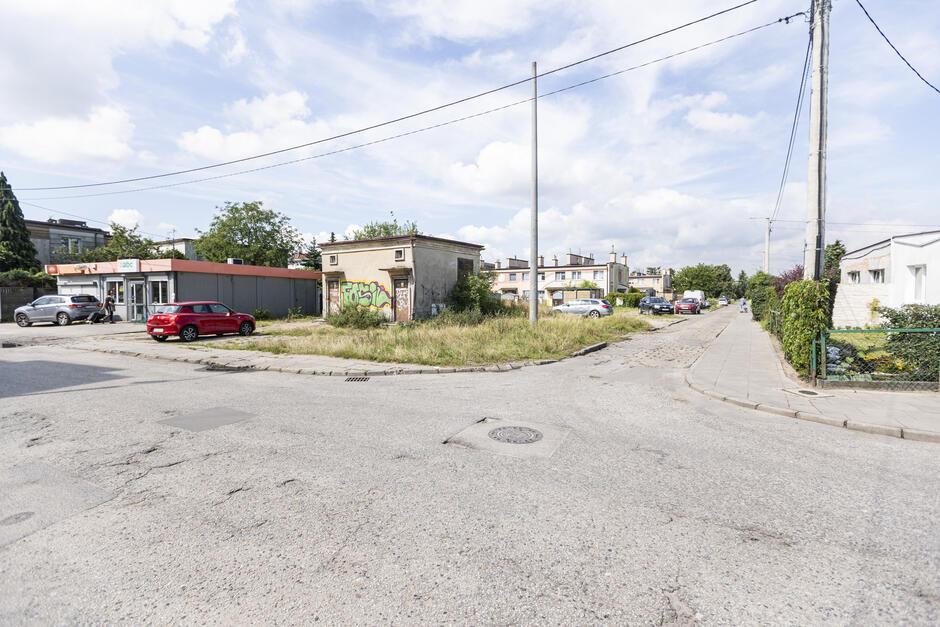 skrzyżowanie ulic o nawierzchni asfaltowej