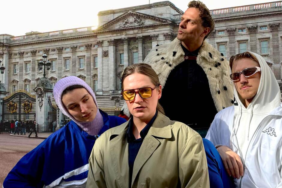 Czworo osób w kolorowych strojach stoi na tle Pałacu Buckingham, z przesadzonymi pozami i mimiką. Zdjęcie ma komiczno-absurdalny charakter.