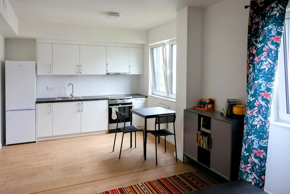 Wnętrze pokoju jeszcze niezamieszkanego, ale umeblowane.