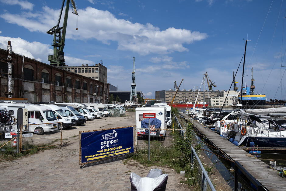 Plac dla kamperów na terenach postoczniowych.
